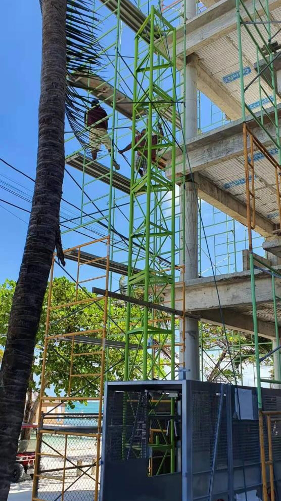 河南大誠機械定制物料提升機助力海外建設(shè)-伯利茲旅游酒店項目